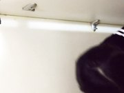 潜入电影院女厕偷窥白色连衣裙女神美眉尿很急