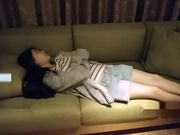 美乳靓妹和室友喝多了男友在沙发上干完女友干室友