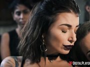 试图利用性获得三姐妹家庭财富的男人