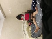 伪娘装扮成女人在家接客小伙没干几分钟就射了