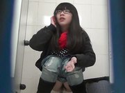 商场排队厕拍系列妹子一边打电话一边提裤子也不怕电话掉厕所里