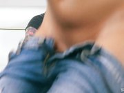 巨乳黑发女人丰满的嘴唇吸鸡巴