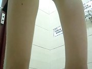 商场厕拍系列妹子在卫生间里裤子换裙子可惜没拍完全