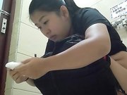 商场厕拍系列妹子在卫生间里裤子换裙子可惜没拍完全