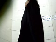 商场厕拍系列材好的美女为了尿尿差不多把衣服都脱完了