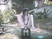 俄罗斯苗条美女露天用神器自慰 我居然没见过这种道具