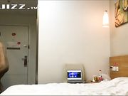 强上新婚美女之正和妈妈打电话被强行扯掉裤子操