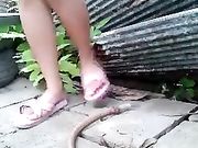 [国产女忧系列]淫荡扫女野外用水管冲逼 最后流出来的是不是淫水