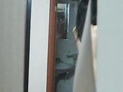 真实偷拍隔壁家小妹洗澡吹头发