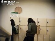 公共浴池更衣室大胆偷拍 眼都看花了
