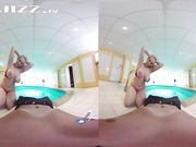 VR专区（虚拟真实）-G奶金发萌妹 骑在巨屌上面前后摇摆