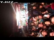 真牛X 农村办喜事真给力 请来两个艳舞女 挑逗大奶又摸又吸