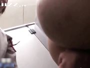 性感漂亮美女风景区游玩时寂寞难耐拉着男友到公共卫生间疯狂操B自拍