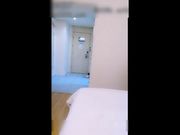 剧情演绎宾馆电视不会用叫服务员来强行按倒床上勾引坐上去猛摇