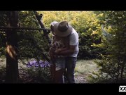 与金发美人在大自然中享受性爱的乐趣