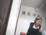 大学女厕所系列最后的长腿黑丝玉女绝对是个风骚型