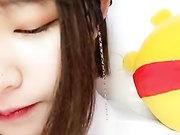 短发漂亮萌萌哒妹子白衣裙子床上跳弹震动道具JJ抽插自慰