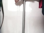 商场排队厕拍系列阴唇有点大的小妹妹抹完还要用手指抠一抠