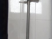 商场排队厕拍系列阴唇有点大的小妹妹抹完还要用手指抠一抠