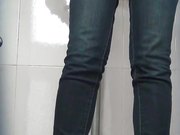 商场排队厕拍系列阴唇有点大的小妹妹抹完还要用手指抠一抠