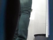 商场排队厕拍系列素颜看起来很有邻家感觉的妹子