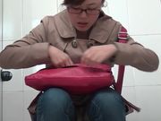 商场排队厕拍系列妹子这下面看着像大出血啊