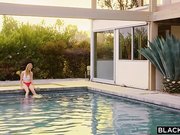 粉嫩妹子无聊邀请猛男搞穴身材柔软嫩穴被大屌撑得太满了