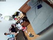 家庭摄像头偷窥夫妻趁着儿子上学在他床上过性生活