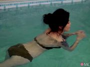 摩师游泳池边暴操亚洲熟女