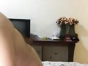 多人蹂躏大奶骚妹啤酒瓶强插塞逼洞里