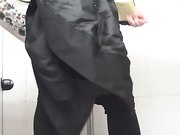 商场排队厕拍系列超级漂亮的美女一身运动装内裤还是黑丝透明