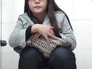 商场排队厕拍系列超级漂亮的美女一身运动装内裤还是黑丝透明