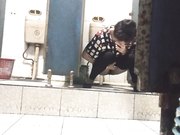 妹子洗手间里面原来这么热闹