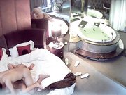 情趣酒店偷拍健壮男和美女洗完鸳鸯浴激情啪啪