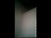 国内高校近距离偷拍用反光镜窥视漂亮格子衫美眉的小肥鲍