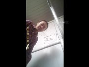 国内高校近距离偷拍用反光镜窥视漂亮格子衫美眉的小肥鲍