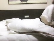 四哥小旅馆找小姐偷啪30岁左右的短发鸡