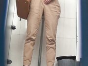 商场排队厕拍系列妹子对着前面的镜子感觉良好不停的变换动作