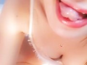 金牌小野猫露脸黑丝直播叫爸爸想要大鸡巴自慰自己舔奶扣逼