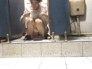 当面对着妹子拍系列妹子洗手间里面原来这么热闹