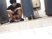 当面对着妹子拍系列妹子洗手间里面原来这么热闹