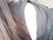 美女主播山上套路黄毛小哥说他打火机掉落了一块下山半路打野战