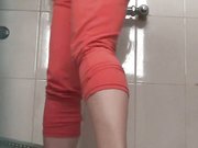 商场排队厕拍系列妹子换大姨妈一不小心滴到了内裤上