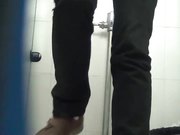 商场排队厕拍系列妹子换大姨妈一不小心滴到了内裤上