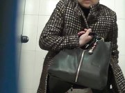 商场排队厕拍系列妹子换大姨妈一不小心滴到了内裤上