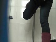 商场排队厕拍系列妹子换大姨妈一不小心滴到了内裤上