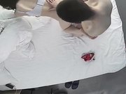 主动脱掉自己和男友内裤的白嫩妹子上位疯狂摇高声尖叫