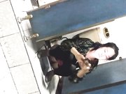 当面对着妹子拍系列妹子洗手间里面原来这么热闹.