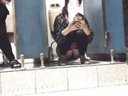 当面对着妹子拍系列妹子洗手间里面原来这么热闹.