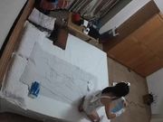 家庭摄像头偷窥大肚腩胖叔和情趣内衣媳妇玩毒龙舔得非常专业